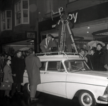 254957 Camera op het dak van een auto voor de bioscoop, toeschouwers, 01-1962