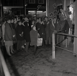 254958 Man met microfoon op een hek voor het theater, cameraman tussen de toeschouwers, 01-1962