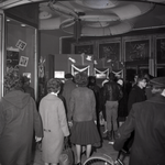 254959 Mensen in de toegangshal, van het theater, 01-1962