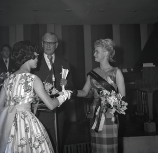 254967 Felicitaties aan Miss Bril, 1961