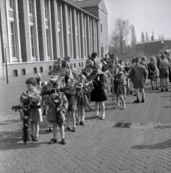 254976 Groep kinderen met palmpassenstokken, 03-1958