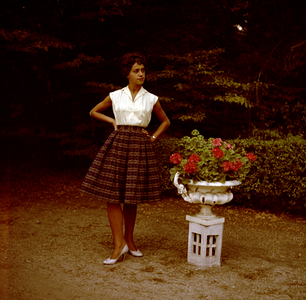254980 Mannequin bij plantenbak, 1957 - 1959