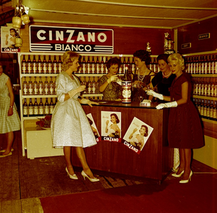 254981 Vijf modellen aan de bar met Cinzano Bianco wijn, 1957 - 1959