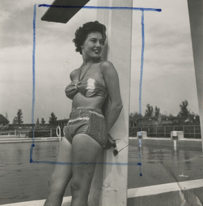 254984 Mannequin leunt tegen een paal bij een zwembad, 09-1968