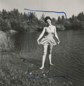 254985 Mannequin in het water, 09-1968