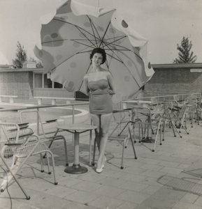 254987 Mannequin met parasol, 09-1968