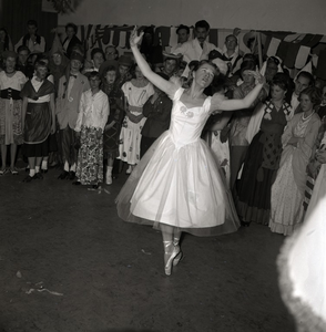 254992 Ballerina, verkleed publiek, 02-1955