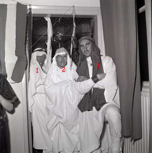 254994 Drie jongens verkleed als sjeik, 02-1955