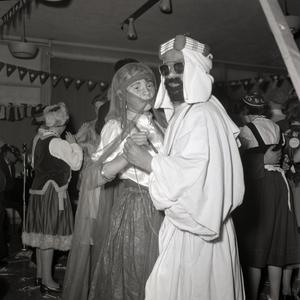 254995 Dansende sjeik met een haremvrouw, 02-1955