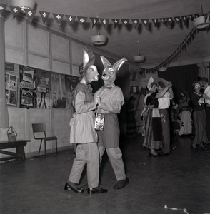 254998 Dansend konijnenpaar, 02-1955