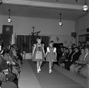255026 Twee meisjes op de catwalk, 1955