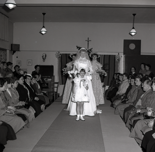 255032 Bruid met drie bruidsmeisjes tonen hun bruidsjurken op de catwalk, 1955