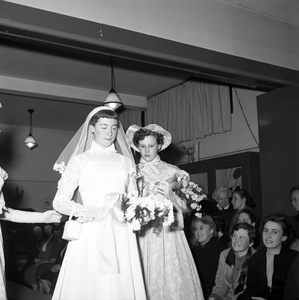 255033 Bruid met een van de bruidsmeisjes, 1955