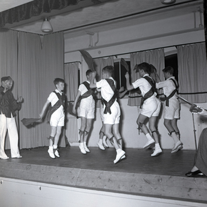 255054 Dansend en springend op het podium, 1955