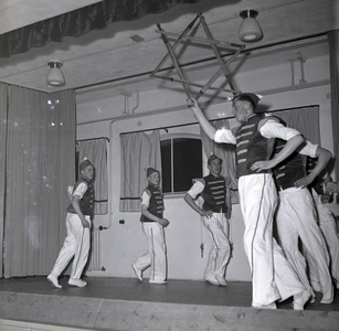 255055 Dansend en springend op het podium, 1955