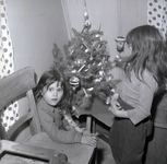 255089 Twee meisjes bij een kerstboompje, 12-1955