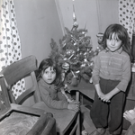 255090 Twee meisjes bij een kerstboompje, 12-1955
