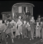 255091 Groep jongens en meisjes samen op de foto voor de woonwagen, 12-1955