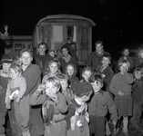255092 Groep jongens en meisjes samen op de foto voor de woonwagen, 12-1955