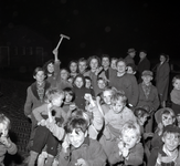255094 Groep Jongens en meisjes, 12-1955