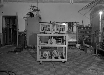 255104 Schudmachine met literflessen gepasteuriseerde melk. Geen verdere informatie bekend, 05-1955
