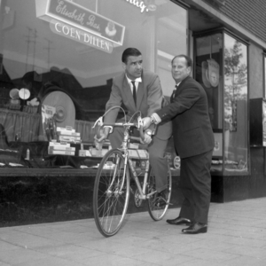 258704 Coen Dillen en Jacques Gramser voor de siagrenzaak van Dillen naar aanleiding van een door Dillen gewonnen Toto ...