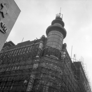 258721 Verbouwing V&D: toren in de steigers, 10-1962