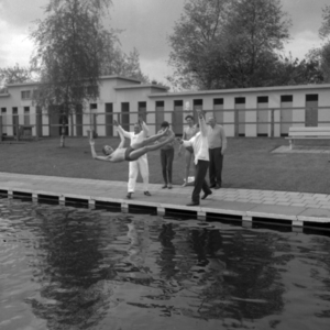 258722 Opening zwemseizoen IJzeren Man, 15-5-1962