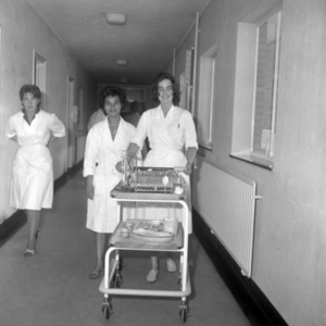 258723 vrouwen werken als vrijwilliger in het ziekenhuis, 07-1962
