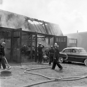 258724 Uitslaande brand bij de Cito-garage, 06-1962