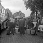 258725 Het inladen van de bagage in de autobus , 1962