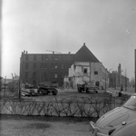 258728 Sloop een gebouw aan de Mathildelaan, op de achtergrond de sigarenfabriek van Gardinge., maart 1962