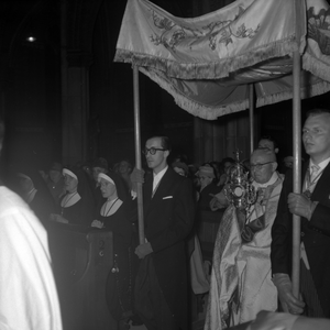 258748.001 Processie t.b.v. de terugkeer van de gestolen monstrans in de St Catharinakerk, oktober 1960