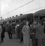 258749 Bedlegerige pelgrims op weg naar Lourdes per trein, april 1960