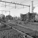 258752 Een goederentrein ontspoord geladen met brandewijn op het Emmasingelviaduct, november 1961