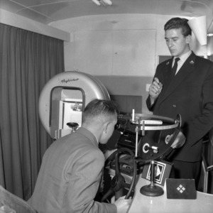 258761 Veel weggebruikers laten hun ogen testen in het mobiel oogteststation, augustus 1960