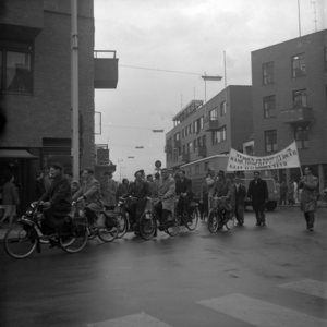 258762 Een stakingsoptocht van bouwvakkers komende uit de Hermanus Boexstraat, maart 1960