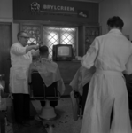258766 Een kapper heeft een televisie in de zaak geplaatst om zo klanten te trekken, 1961