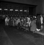 258768 Leerlingen van het St. Joriscollege tijdens de opvoering van het kerstspel , 1960