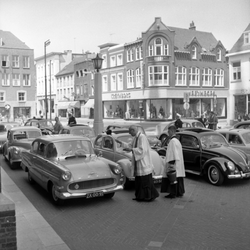 258772 Een autozegening door Deken W. Kaal en Kapelaan W. Juriens op het Catharinaplein, 1961