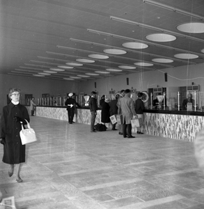 258778 De hal van het nieuwe postkantoor, juni 1961