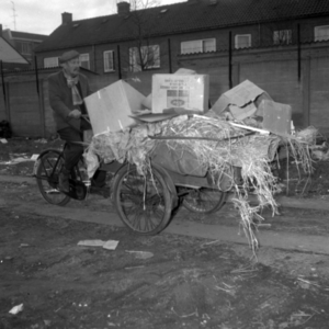 258782 Een Eindhovenaar op een bakfiets, december 1961