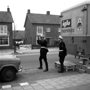 258784 Een snelheidscontrole door de politie op de Leenderweg, 1961