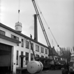 258790 De verwijdering van enorme melktanks uit de oude fabriek van Campina aan de Paradijslaan, 27 maart 1961
