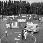 258798 Een behendigheidsproef voor bestelwagenchauffeurs op het Frederik van Eedenplein, juni 1961