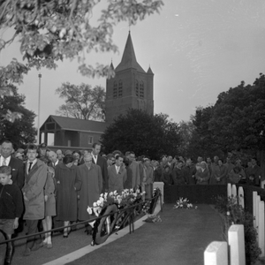 258805 De jaarlijkse dodenherdenking bij de Oude Toren in Woensel. Voorheen: Oude Torenstraat, nu: Baffinlaan., 4 mei 1960