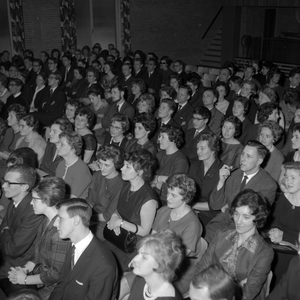 258807 Een zaal vol oud-leerlingen van het Catharinalyceum tijdens een reunie in 1963, januari 1963