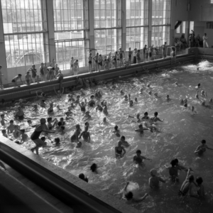 258819 Het Sportfondsenbad op een willekeurige dag, april 1960