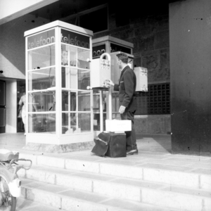 258824 Een nieuw postzegelautomaat bij het postkantoor aan het Stationsplein, september 1961
