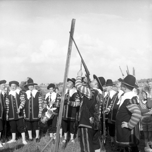 258828 Een jaarlijkse traditie van het schuttergilde is het koningsschieten, augustus 1960
